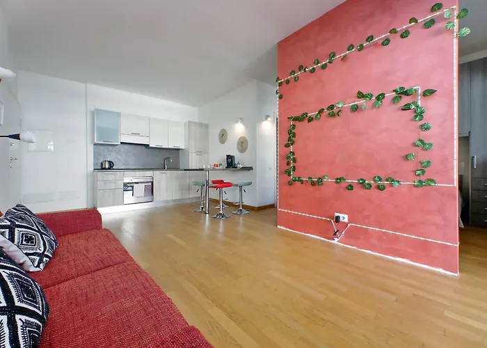 Claudias Flat By Domusdimore דירה *